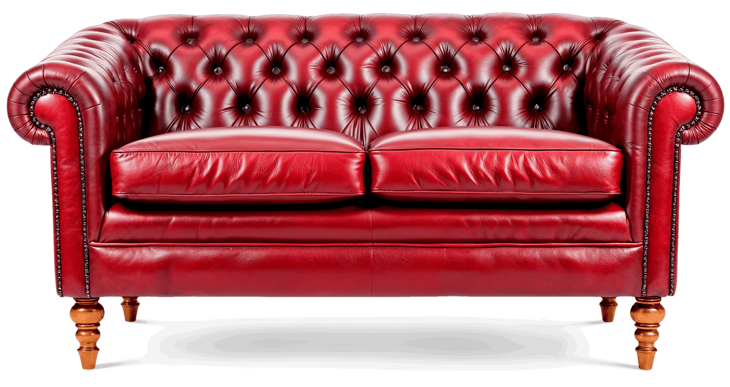 โซฟาเชสเตอร์ฟิลด์สีแดงสด ดีไซน์คลาสสิกเย็บลึกแบบ Deep Button Tufting แขนโค้งมนเท่ากับพนักพิง วางอยู่ในห้องตกแต่งสไตล์วินเทจ ให้บรรยากาศหรูหราและโดดเด่น